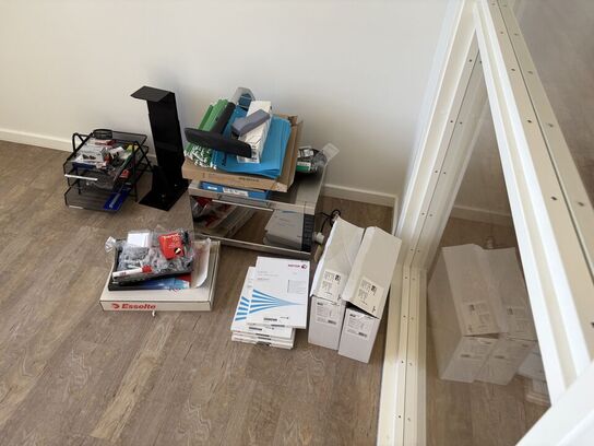 Bord inkl. Diverse kontorartikler