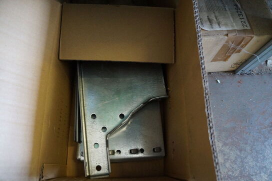 Indhold på reol af diverse reservedele