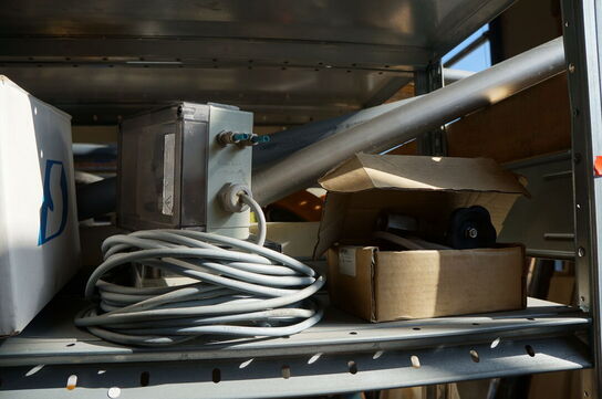 Indhold på reol af diverse reservedele