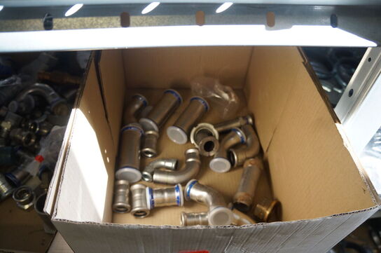 Indhold på reol af diverse reservedele