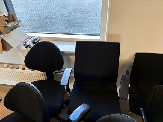 11 stk. stole & 2 stk. skillevægge