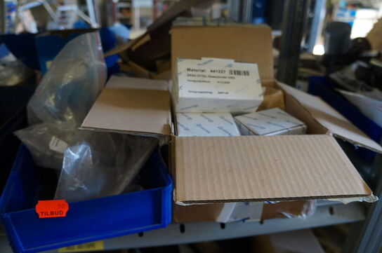 Indhold på reol af diverse reservedele