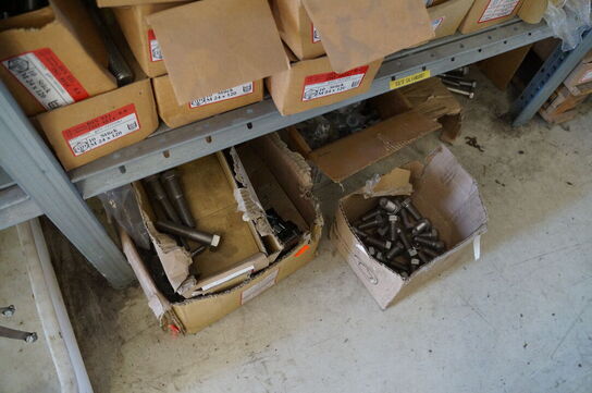 Indhold på reol af diverse reservedele