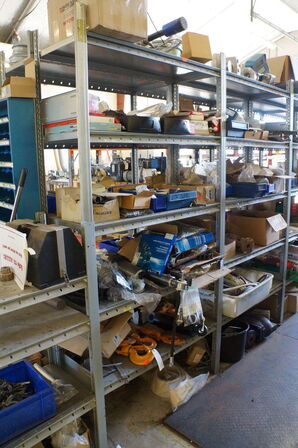 Indhold på reol af diverse reservedele
