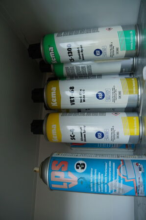 Værkstedsskab med indhold BLIKA