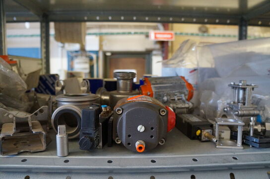 Indhold på reol af diverse reservedele