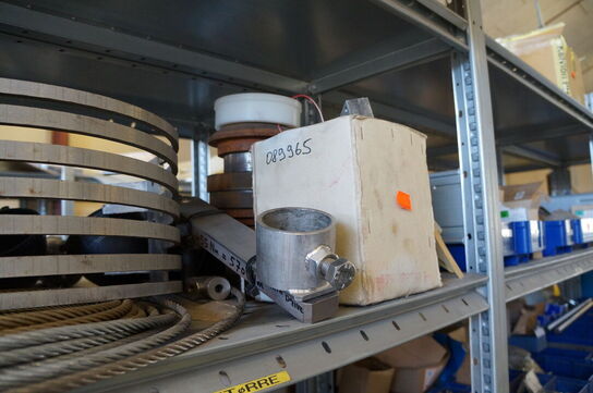 Indhold på reol af diverse reservedele