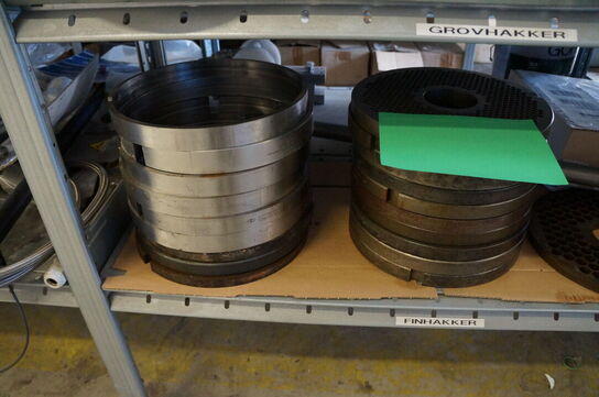 Indhold på reol af diverse reservedele