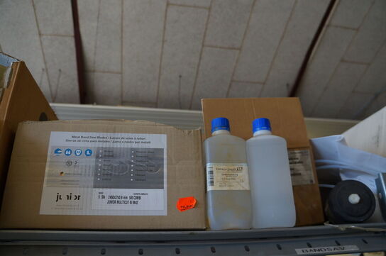 Indhold på reol af diverse reservedele