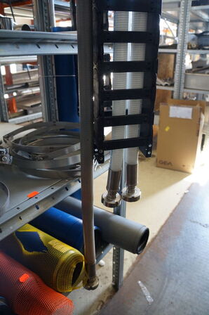 Indhold på reol af diverse reservedele