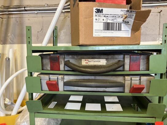 Sortimentsreol med indhold