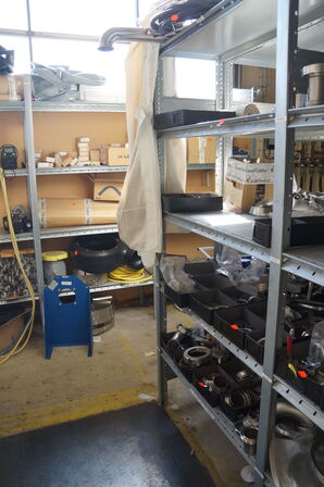 Indhold på reol af diverse reservedele