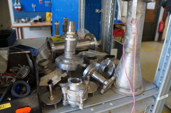 Indhold på reol af diverse reservedele