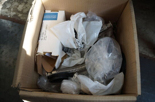 Indhold på reol af diverse reservedele