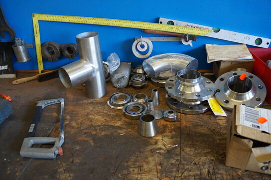 Svejse/arbejdsbord med indhold