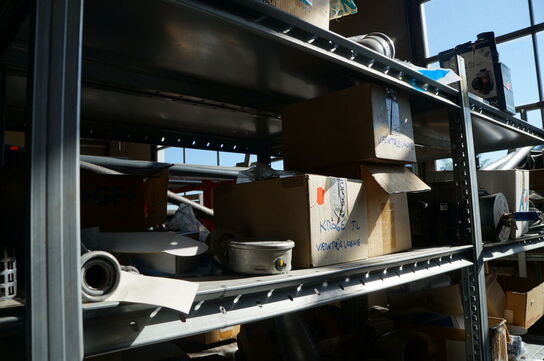 Indhold på reol af diverse reservedele