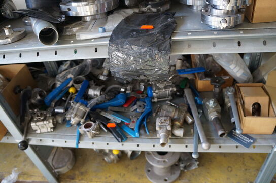 Indhold på reol af diverse reservedele