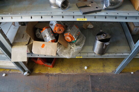 Indhold på reol af diverse reservedele