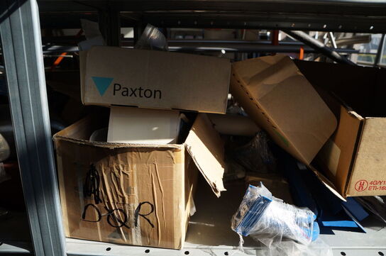 Indhold på reol af diverse reservedele