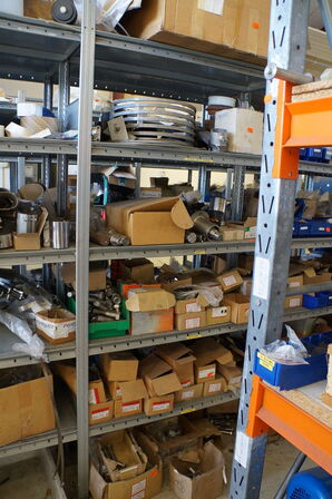 Indhold på reol af diverse reservedele