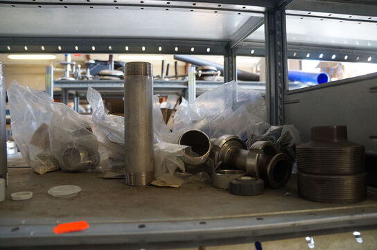 Indhold på reol af diverse reservedele