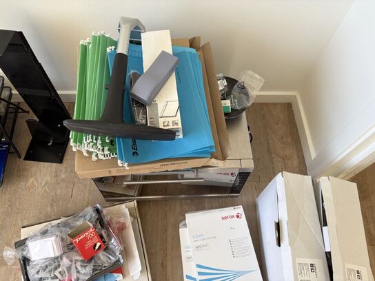 Bord inkl. Diverse kontorartikler