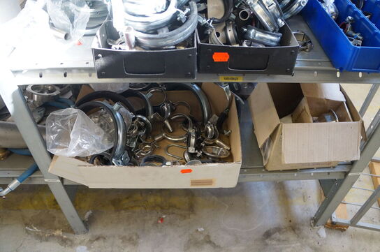 Indhold på reol af diverse reservedele