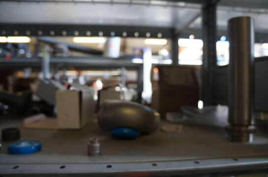 Indhold på reol af diverse reservedele