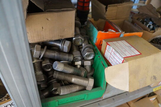 Indhold på reol af diverse reservedele