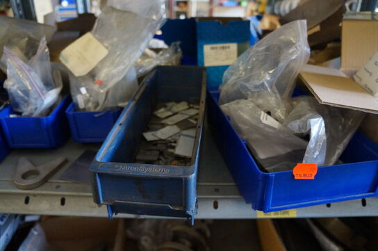 Indhold på reol af diverse reservedele