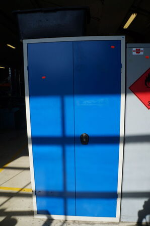 Værkstedsskab med indhold BLIKA