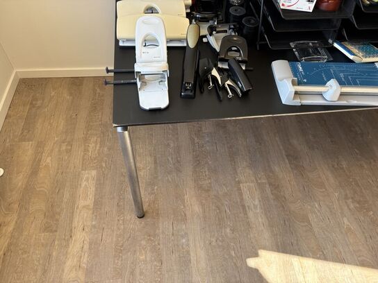 Bord inkl. Diverse kontorartikler