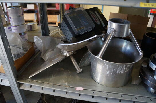 Indhold på reol af diverse reservedele