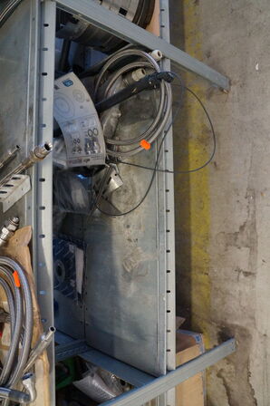 Indhold på reol af diverse reservedele