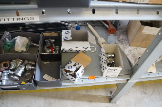 Indhold på reol af diverse reservedele