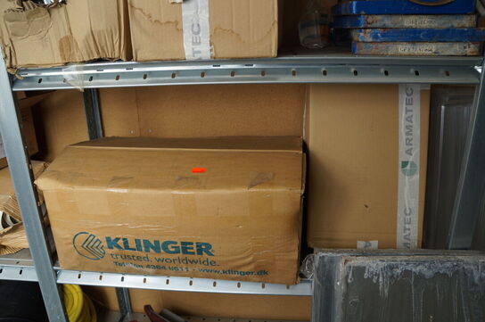 Indhold på reol af diverse reservedele