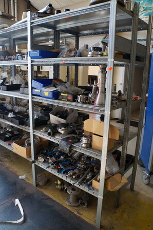 Indhold på reol af diverse reservedele