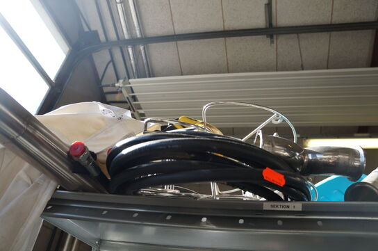 Indhold på reol af diverse reservedele