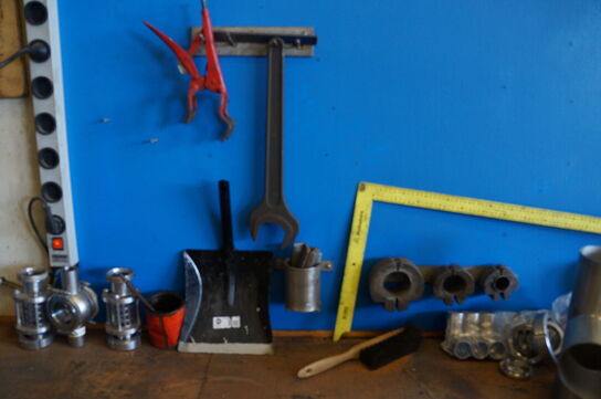 Svejse/arbejdsbord med indhold