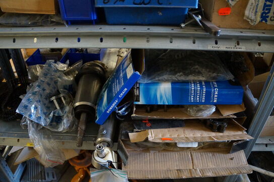 Indhold på reol af diverse reservedele