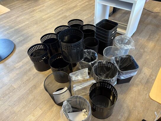 2 stk. hæve-/sænkeborde inkl. Diverse kontorartikler