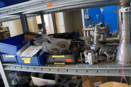 Indhold på reol af diverse reservedele