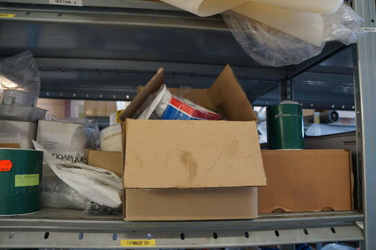 Indhold på reol af diverse reservedele