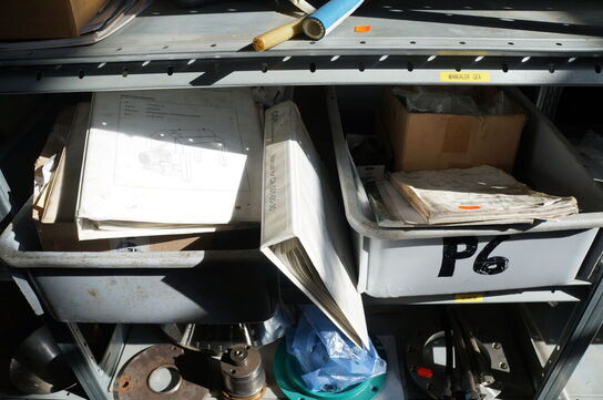 Indhold på reol af diverse reservedele