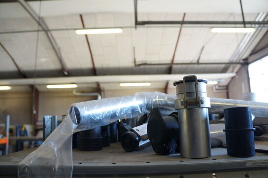 Indhold på reol af diverse reservedele