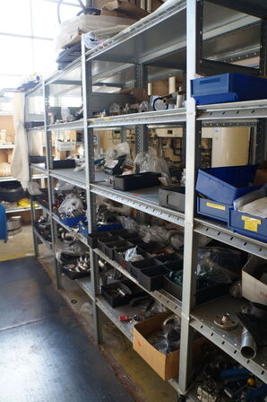 Indhold på reol af diverse reservedele