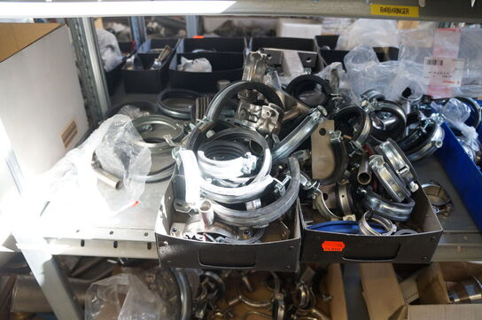 Indhold på reol af diverse reservedele