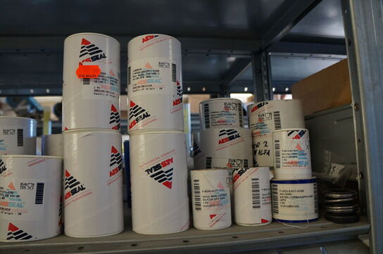 Indhold på reol af diverse reservedele