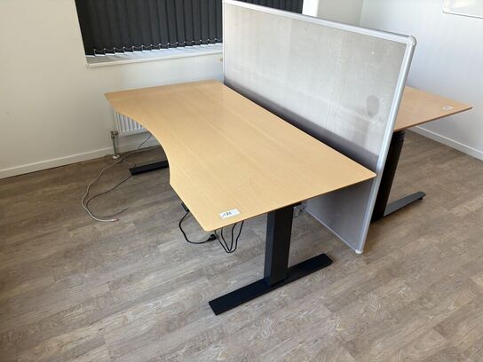 2 stk. hæve-/sænkeborde inkl. Skillevæg
