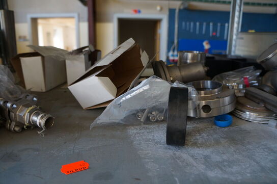 Indhold på reol af diverse reservedele